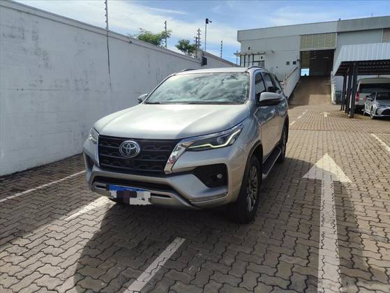 TOYOTA HILUX 2.8 D-4D TURBO DIESEL CD SRX 4X4 AUTOMÁTICO